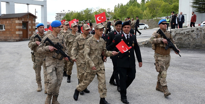 20 Engelli kamuflaj giyerek bir günlüğüne asker oldu