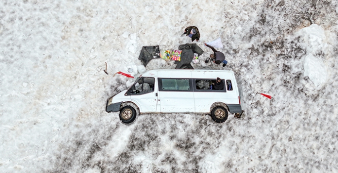 4,5 Aydır kar altında kalan minibüsünü çıkaracağı günü bekliyor