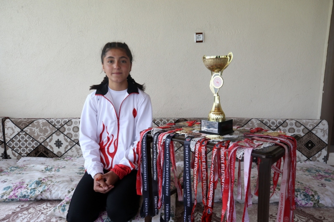 14 yaşındaki atlet Elif Akçiçek milli takım hedefi için ter döküyor
