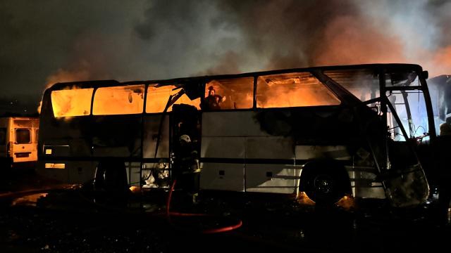 Açık otoparkta çıkan yangında 14 toplu taşıma aracı yandı