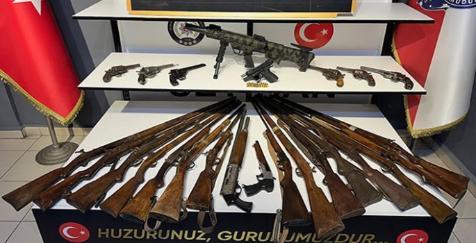 Adana'da bir barda ruhsatsız 25 silah ele geçirildi