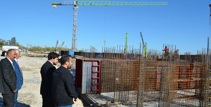 Adilcevaz Belediye Başkanı Akbaba TOKİ konutları inşaatında inceleme yaptı