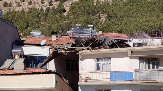 Adıyaman'da fırtına çatıları uçurdu