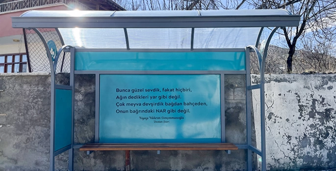 Ağın'da şair Niyazi Yıldırım Gençosmanoğlu'nun şiirleri duraklara yazıldı