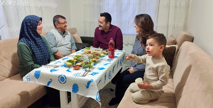 Ağın Kaymakamı Türkmenoğlu, iftarda şehit ailesini ziyaret etti