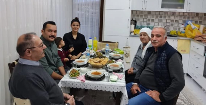 Ağın Kaymakamı Türkmenoğlu, şehit ailesiyle iftar yaptı