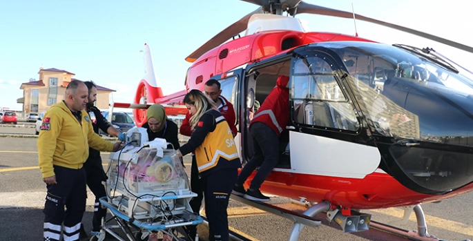 Ağrı'da ambulans helikopter göz hastalığı bulunan bebek için havalandı