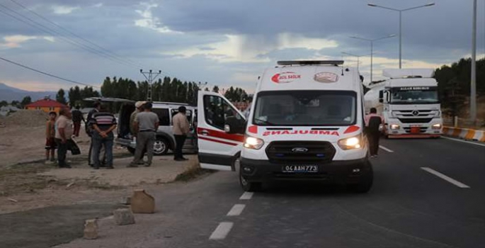 Ağrı'da hafif ticari araç ile traktörün çarpışması sonucu 1 kişi öldü 2 kişi yaralandı