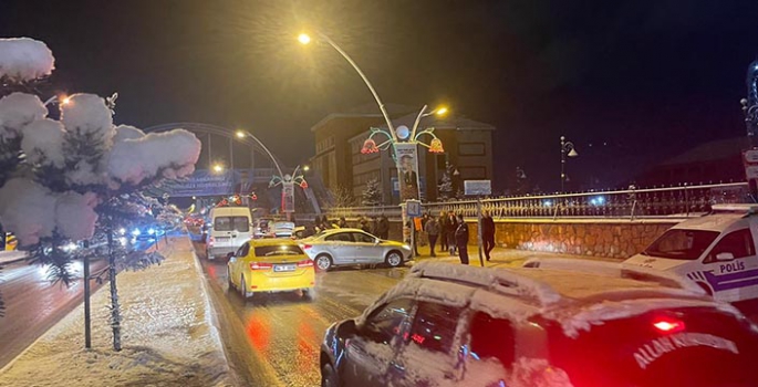 Ağrı'da kar yağışı sonrası 3 trafik kazası meydana geldi