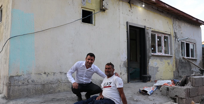 Ağrılı engelli vatandaş hayırseverlerin desteğiyle onarılan evinin mutluluğunu yaşıyor