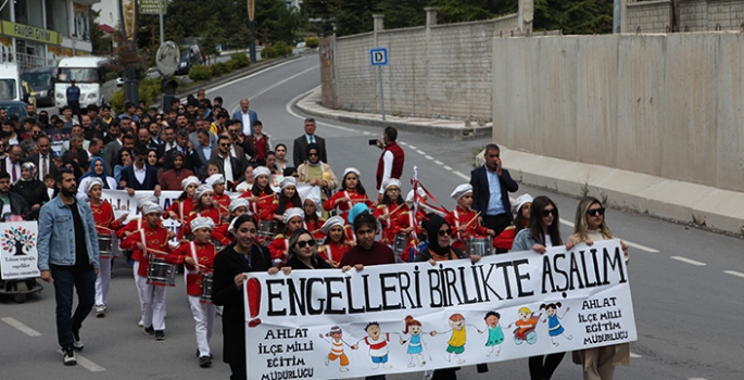 Ahlat’ta Engelliler Haftası kapsamında yürüyüş yapıldı