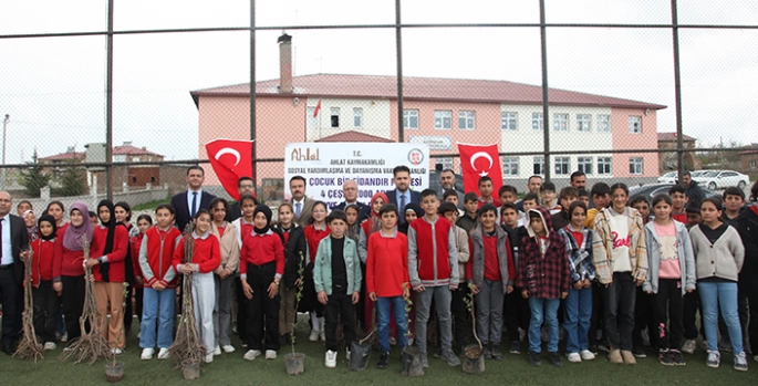 Ahlat'ta öğrencilere meyve fidanı dağıtıldı