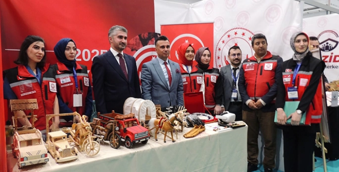 Aile ve Sosyal Hizmetler Bakan Yardımcısı Tarıkdaroğlu engelli bireylerin eserlerini inceledi