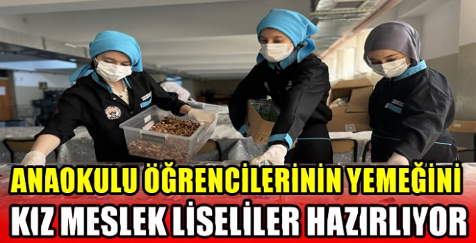 Anaokulu öğrencilerinin yemeğini kız meslek liseliler hazırlıyor