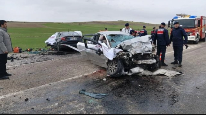 Feci kaza: iki otomobil çarpıştı: 6 ölü, 3 yaralı