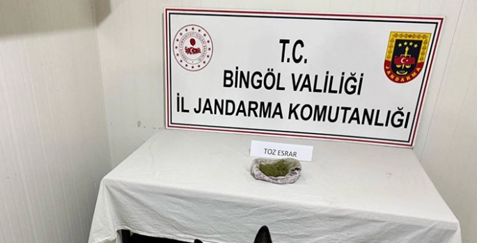 Araçtan yol kenarına uyuşturucu attığı iddia edilen 2 şüpheli yakalandı