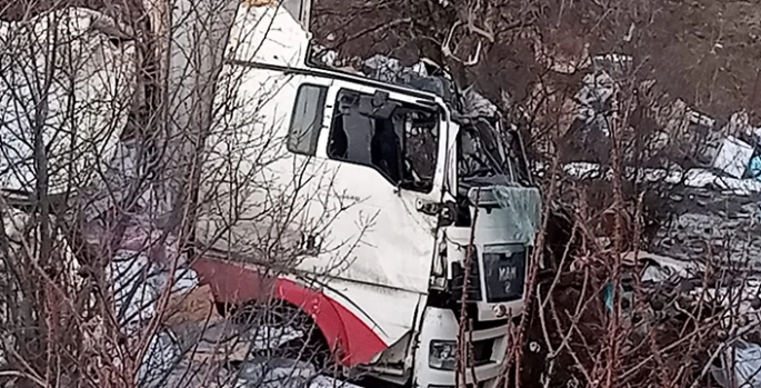 Ardahan'da devrilen tırın sürücüsü yaralandı