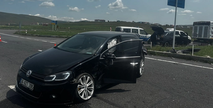 Ardahan'da iki otomobilin çarpıştığı kazada 4 kişi yaralandı