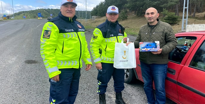Ardahan'da jandarma, kurallara uyan sürücüleri ödüllendirdi