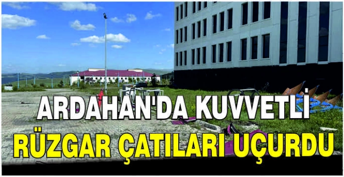 Ardahan'da kuvvetli rüzgar çatıları uçurdu