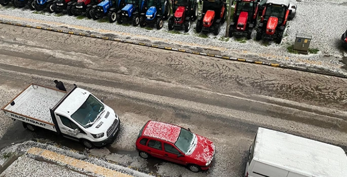 Ardahan'da şiddetli sağanak ve dolu etkili oldu