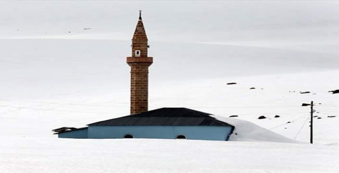 Ardahan'da yayla evleri ilkbaharda kara gömüldü