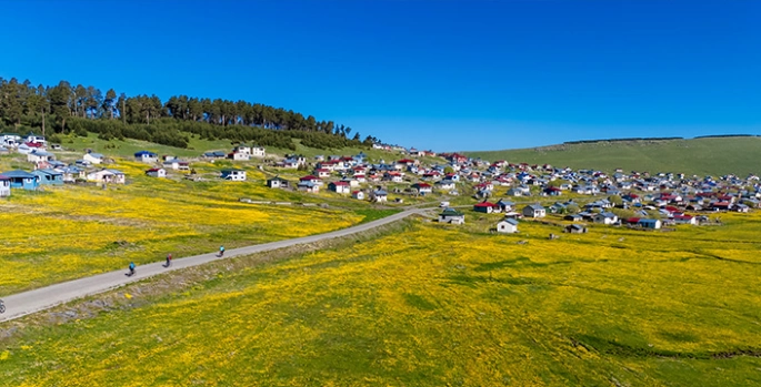 Ardahan Göle'de çiçeklerle kaplı ovada bisiklet etkinliği düzenlendi