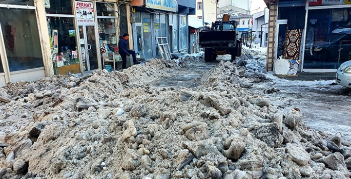 Ardahan Göle'de kar ve buz temizliği yapılıyor