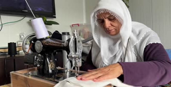Asırlık dikiş makinesiyle konteyner kentte terzilik yapıyor