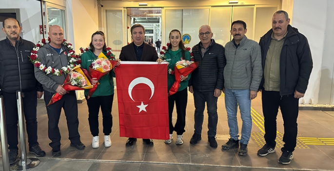 Avrupa Büyükler Badminton Şampiyonası'nda madalya alan sporcular törenle karşılandı