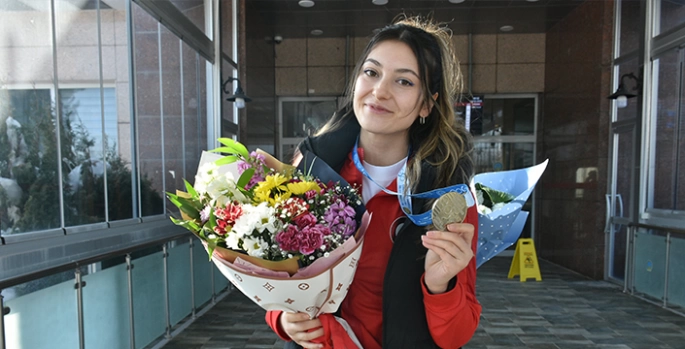Avrupa ikincisi milli atıcı Damla Köse, Erzurum'da çiçekle karşılandı