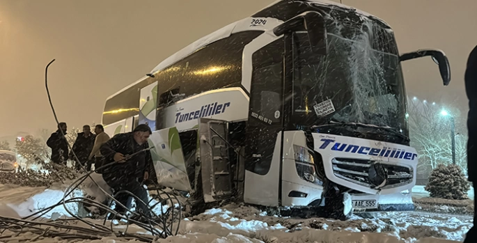 Aydınlatma direğine çarpan yolcu otobüsündeki 2 kişi yaralandı