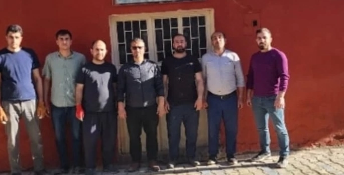 Bahçesaray'da gönüllü din görevlileri köy okulunu boyadı