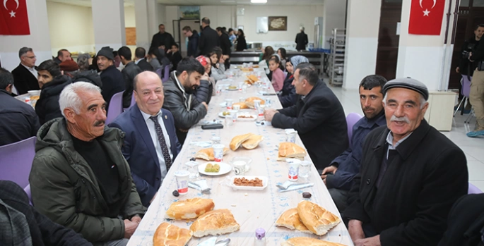 Başkale'de yaşlı ve engelliler için iftar programı düzenlendi