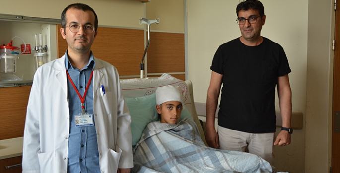 Beyin kanaması geçiren çocuk doktorların müdahalesiyle hayata tutundu