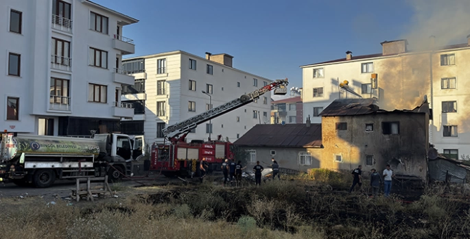 Bingöl'de iki katlı binada çıkan yangın söndürüldü