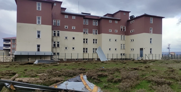 Bingöl'de şiddetli rüzgar öğrenci yurdunun çatısını uçurdu