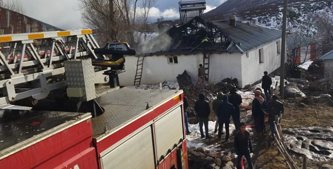 Bingöl'de tek katlı evde çıkan yangında 1 kişi yaralandı