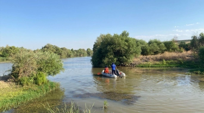 Bir genç kardeşini ve yakınını kurtarmak isterken nehirde kayboldu