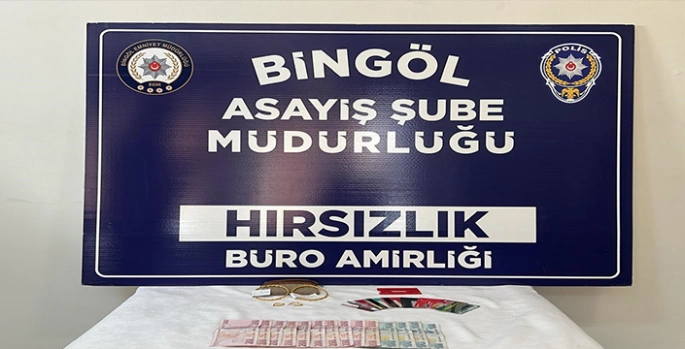  Bir kadının ziynet eşyası ve parasını çalan 5 şüpheli yakalandı