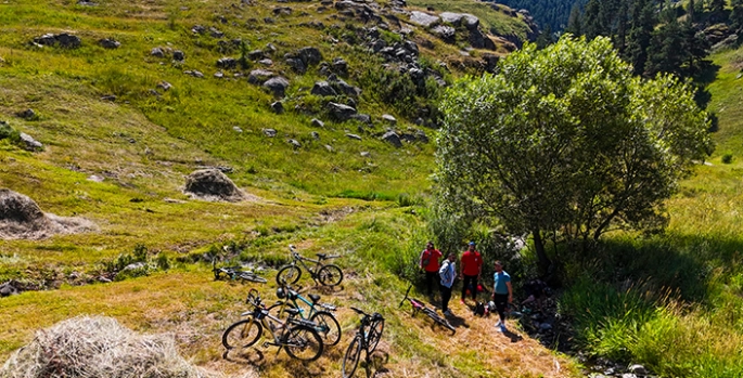 Bisikletçiler 30 Ağustos Zafer Bayramı için Ardahan'da tarihi kaleye pedal çevirdi