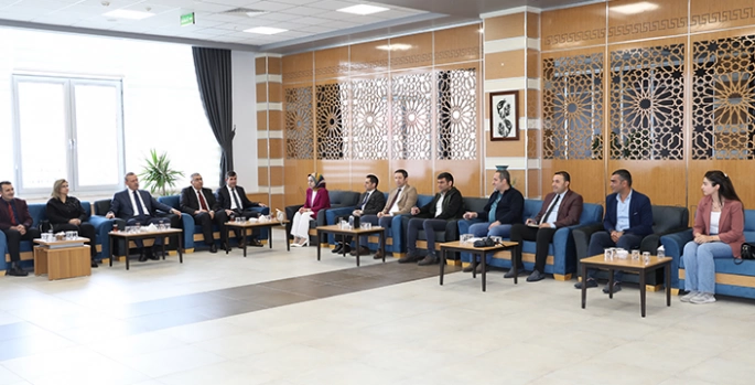 Bitlis Eren Üniversitesi Rektörü Elmastaş, unvan alan ve atanan personelle buluştu