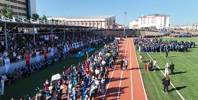 Bitlis Eren Üniversitesinde öğrenciler mezuniyet sevinci yaşadı