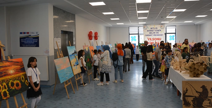 Bitlis'te 4006 TÜBİTAK Bilim Fuarı düzenlendi