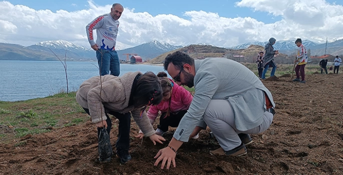 Bitlis'te badem fidanları toprakla buluşturuldu 