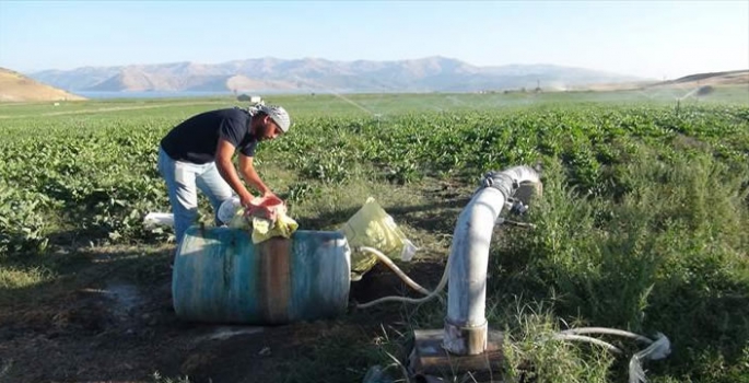 Bitlis'te çiftçiler su ve enerjiden tasarruf etmek için yeni sulama yöntemlerini kullanıyor