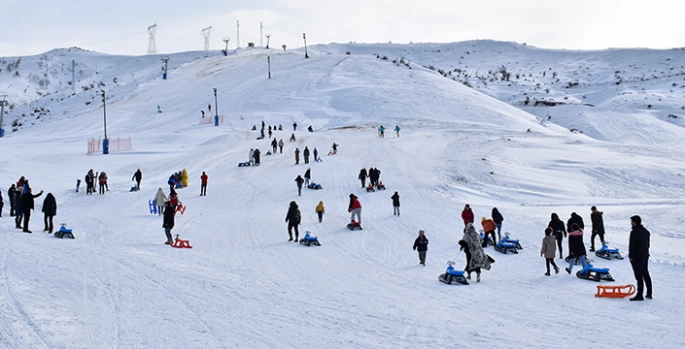 Bitlis'te koruma altındaki çocuklar kayak keyfi yaptı
