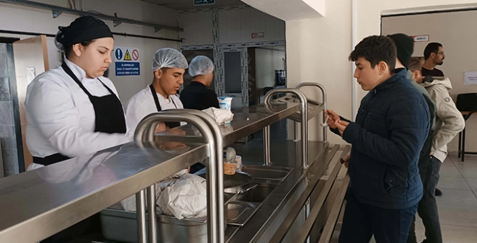 Bitlis'te lise öğrencileri, taşımalı eğitim verilen okullardaki öğrencilerin yemeğini hazırlıyor