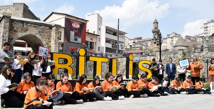 Bitlis'te öğrenci ve öğretmenler kitap okuma etkinliği düzenledi
