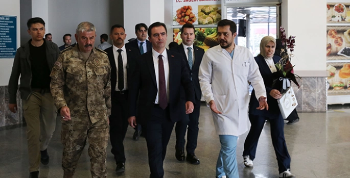 Bitlis'te refüje çarparak takla atan araçtaki iki polis memuru yaralandı